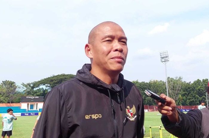 Pelatih timnas U-16 Indonesia, Nova Arianto di Stadion UNS, Selasa (2/7/2024)