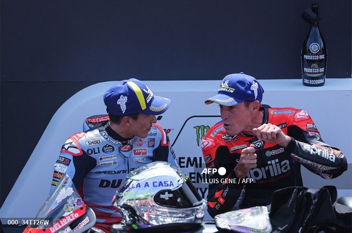 Pembalap Aprilia, Aleix Espargaro (kanan), berbicara dengan pembalap Gresini, Marc Marquez, setelah memenangkan sprint MotoGP Catalunya di Circuit de Catalunya, Montmelo, Spanyol, 25 Mei 2024.