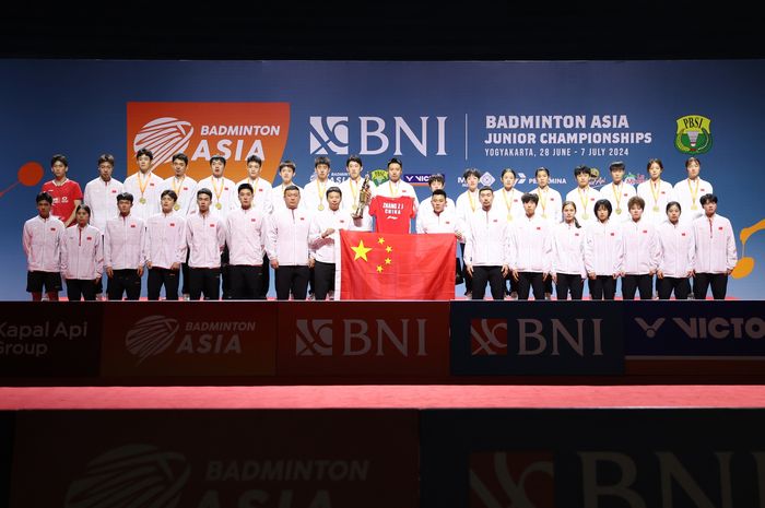 Tim bulu tangkis China membawa jersei mendiang Zhang Zhi Jie ke atas podium setelah menjadi juara nomor beregu Kejuaraan Asia Junior 2024 pada final di Yogyakarta, Selasa (2/7/2024).