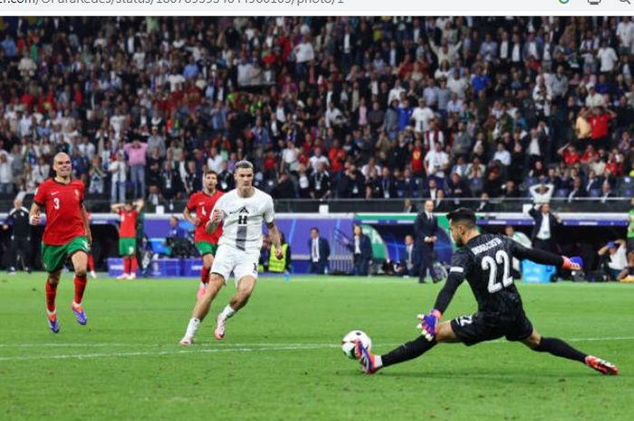 Momen penyelamatan Diogo Costa dalam laga Portugal vs Slovenia.