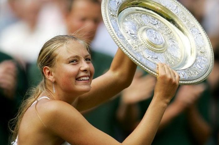 Petenis Maria Sharapova menjuarai Wimbledon 2004 setelah mengalahkan unggulan pertama, Serena Williams, dengan skor telak 6-1, 6-4 di laga final, 3 Juli 2004.