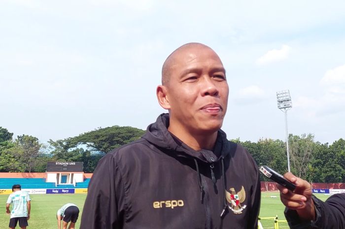 Pelatih timnas U-16 Indonesia, Nova Arianto di Stadion UNS, Selasa (2/7/2024).