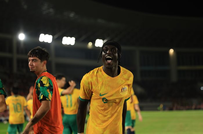 Selebrasi pemain Australia, Malual Kuir Malual usai rekannya mendetak gol ke gawang timnas U-16 Indonesia di Stadion Manahan, Solo pada Senin (1/7/2024).