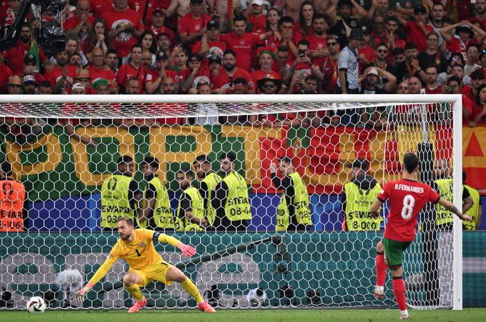 Momen tendangan penalti dari Bruno Fernandes saat babak tos-tosan berlangsung  pada laga Portugal vs Slovenia di babak 16 besar Euro 2024.