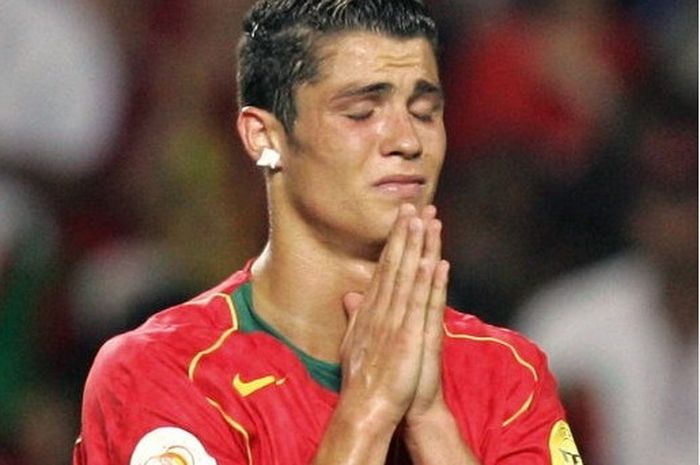 Cristiano Ronaldo menangis setelah Portugal kalah 0-1 dari Yunani di final EURO 2004, 4 Juli 2004 di Lisabon.