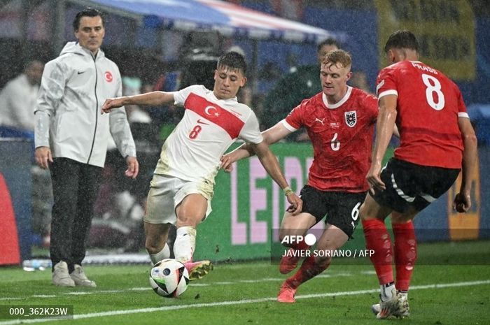 Aksi gelandang Turkiye, Arda Guler, dalam pertandingan melawan Austria di babak 16 besar EURO 2024, Selasa (2/7/2024) di Leipzig.