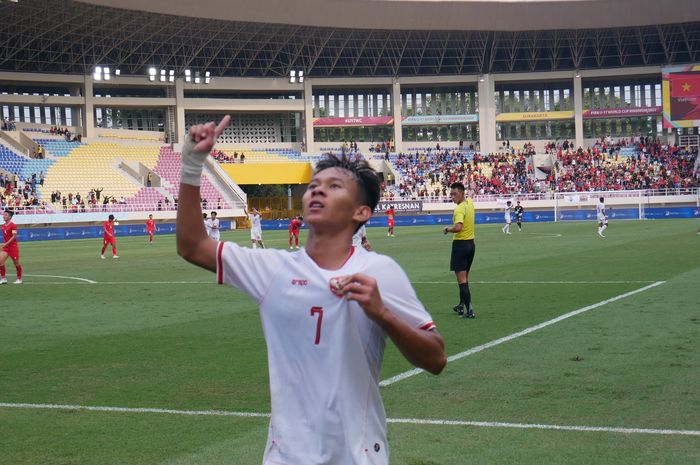 Muhamad Zahaby Gholy melakukan selebrasi usai mencetak gol ke gawang Vietnam di Stadion Manahan, Solo, Rabu (3/7/2024).