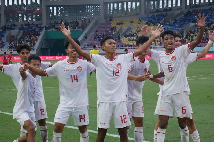 Para pemain Timnas U-16 Indonesia berselebrasi usai Daniel Alfrido mencetak gol ke gawang Timnas U-16 Vietnam, dalam laga perebutan tempat ketiga ASEAN Cup U-16 2024 di Stadion Manahan, Surakarta, Rabu (3/7/2024).