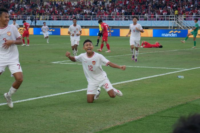 Pemandangan pemain Vietnam (baju merah) yang terlihat kecewa hingga tertunduk hingga tiduran sambil memegangi muka seusai dibantai timnas U-16 Indonesia dalam perebutan posisi ketiga ASEAN Cup U-16 2024.