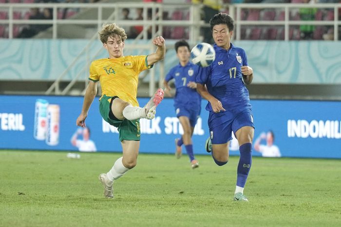 Suasana laga antara timnas U-16 Thailand menghadapi timnas U-16 Australia pada final ASEAN Cup U-16 2024 di Stadion Manahan, Solo, Rabu (3/7/2024).