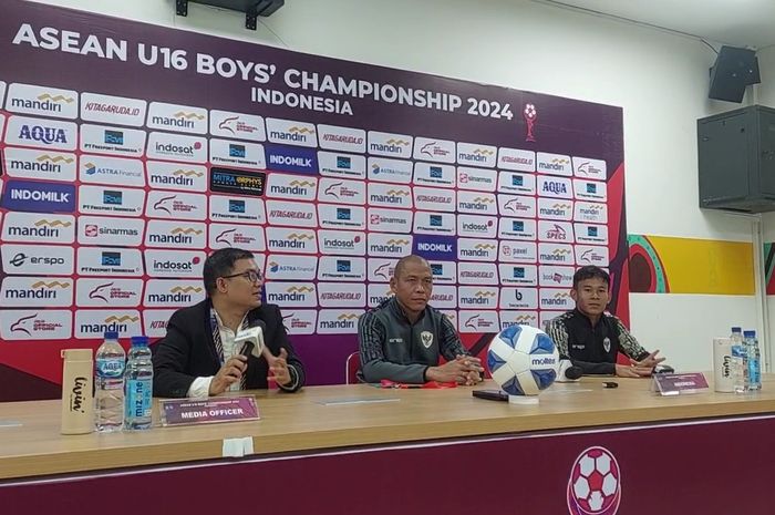 Pelatih timnas U-16 Indonesia Nova Arianto saat konferensi pers setelah pertandingan melawan Vietnam, di Stadion Manahan, Solo, Rabu (3/7/2024). 