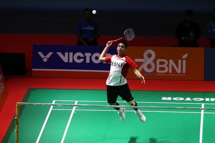 Tunggal putra Indonesia U-19, Moh Zaki Ubaidillah saat bertanding di babak 64 besar Kejuaraan Asia Junior 2024 event individual, di GOR Among Raga, Yogyakarta, Rabu (3/7/2024)