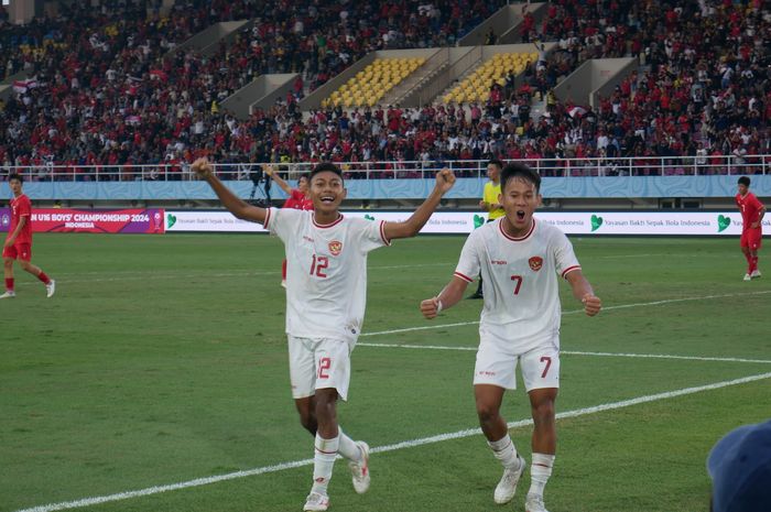 Daniel Alfrido (kiri) dan Zahaby Gholy (kanan), dua pemain Timnas U-16 Indonesia yang mencetak brace ke gawang Timnas U-16 Vietnam dalam laga perebutan tempat ketiga ASEAN Cup U-16 2024, Rabu (3/7/2024).