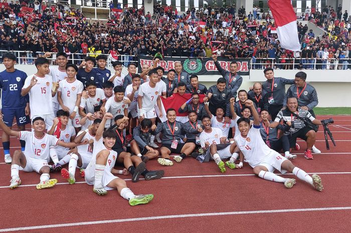 Selebrasi pemain timnas U-16 Indonesia pasca pertandingan  melawan timnas U-16 Vietnam, Rabu (3/7/2024).