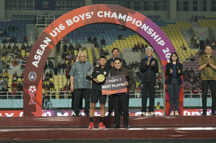 Pesepak bola Timnas u-16 Indonesia Muhammad Zahaby Gholy menerima penghargaan pemain terbaik pada ajang ASEAN Cup U-16 2024 di Stadion Manahan, Solo, Rabu (3/7/2024) sore. 