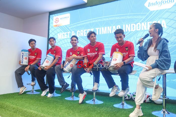 Sejumlah pemain berlabel timnas Indonesia yakni Edo Febriansah, Jack Brown, Marselino Ferdinan, Alfreandra Dewangga, dan Malik Risaldi di Pekan Raya Jakarta, Jakarta Utara, Kamis (4/7/2024).