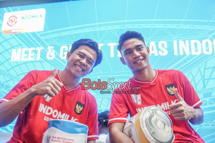 Dua pemain timnas Indonesia, Marselino Ferdinan (kanan) dan Edo Febriansah (kiri), saat ditemui awak media di Pekan Raya Jakarta, Jakarta Utara, Kamis (4/7/2024).