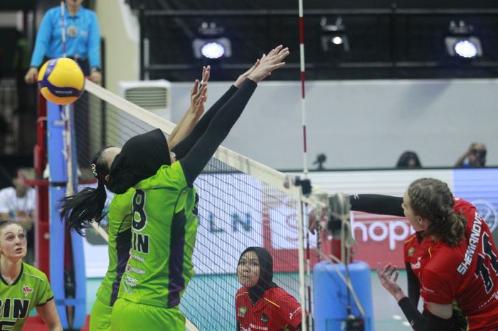 Outside hitter Jakarta Pertamina Enduro, Polina Shemanova, melakukan spike ke arah pertahanan Jakarta BIN pada seri pertama final four Proliga 2024 di Surabaya, Jawa Timur, 4 Juli 2024.