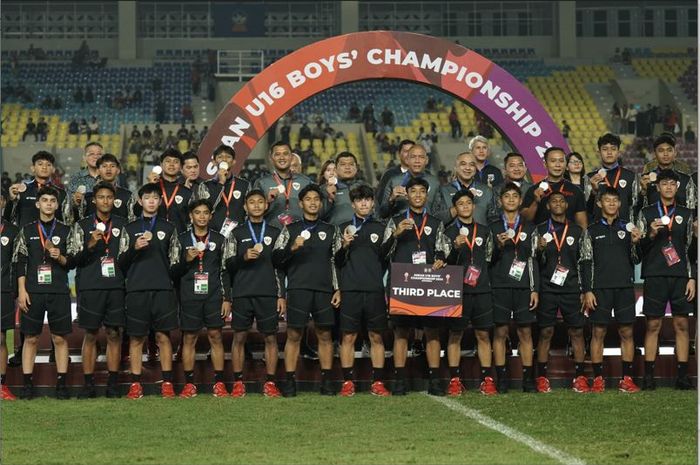 Timnas U-16 Indonesia saat hadir di podium setelah menyabet peringkat ketiga ASEAN Cup U-16 2024