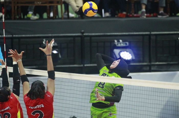 Opposite Jakarta BIN, Megawati Hangestri Pertiwi, berusaha melakukan spike saat timnya menghadapi Jakarta Pertamina Enduro pada seri pertama final four Proliga 2024 di Surabaya, Jawa Timur, 4 Juli 2024.