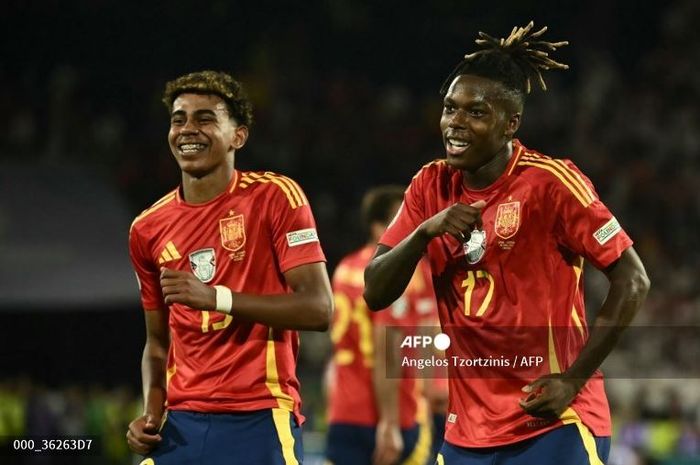 Nico Williams (nomor 17) melakukan selebrasi bersama Lamine Yama usai mencetak gol dalam kemenangan 4-1 Spanyol atas Gerogia di babak 16 besar Euro 2024.