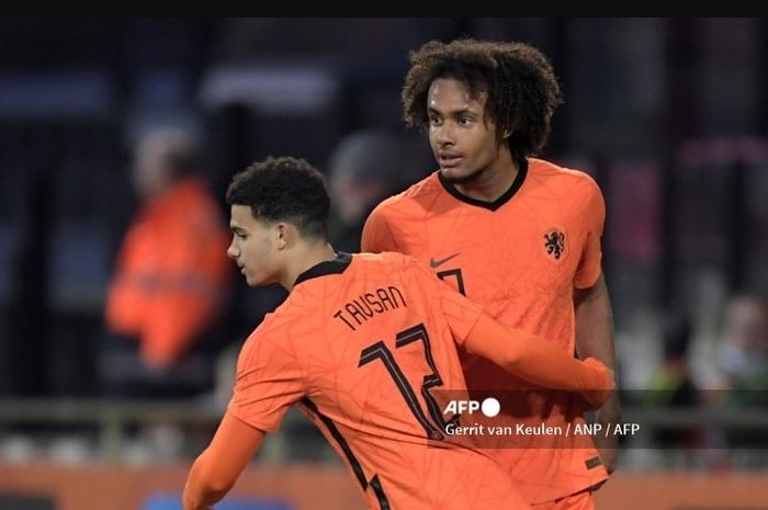 Joshua Zirkzee (kanan) diharapkan bisa tampil sebagai starter saat Timnas Belanda menghadapi Timnas Inggris di semifinal Euro 2024.