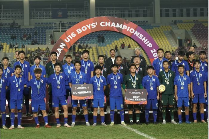 Thailand keluar sebagai runner-up ASEAN Cup U-16 2024 setelah kalah 7-8 (1-1) dari Australia via adu penalti di Stadion Manahan, Solo pada Rabu (3/7/2024).