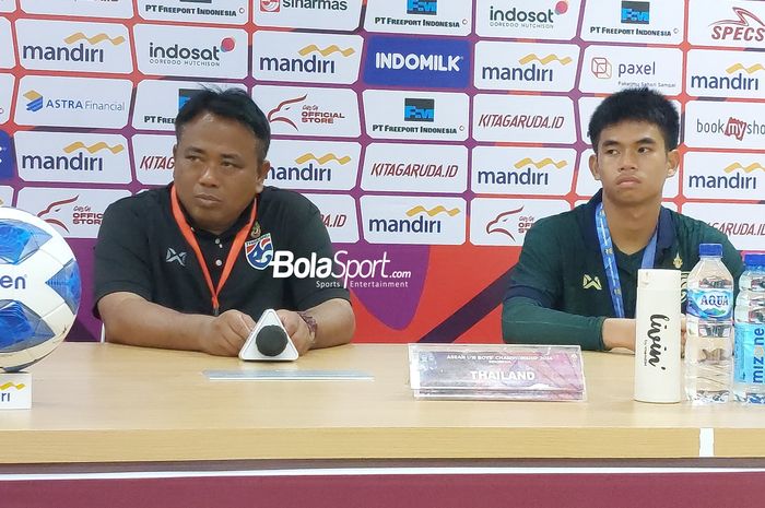 Pelatih dan Pemain Thailand, Jadet Meelarp dan Supakorn Poonphol saat konferens pers pasca-laga lawan Australia di final ASEAN Cup U-16 2024, Rabu (3/7/2024).