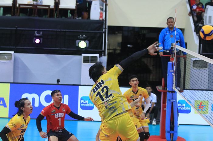 Opposite Jakarta STIN BIN, Rivan Nurmulki sedang melepaskan spike keras saat menghadapi Palembang Bank SumselBabel pada seri pertama babak final four Proliga 2024 di GOR Bung Tomo, Surabaya, Kamis, 4 Juli 2024