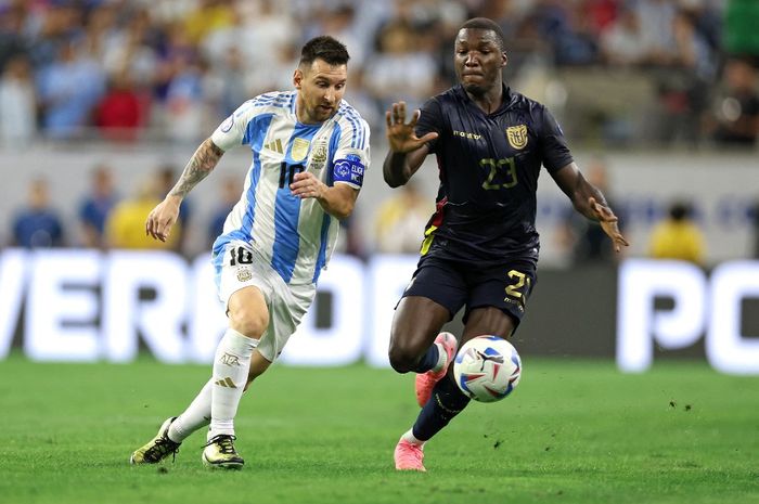 Aksi Lionel Messi (kiri) bersama Timnas Argentina ketika menghadapi Moises Caicedo dkk di Timnas Ekuador dalam babak perempat final Copa America 2024, Jumat (5/7/2024) pagi WIB.