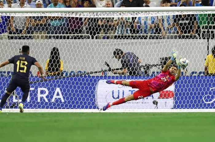 Kiper Timnas Argentin, Emiliano Martinez, memblok eksekusi Angel Mena dalam adu penalti di laga melawan Ekuador pada babak perempat final Copa America 2024, Kamis (5/7/2024) WIB di Houston.