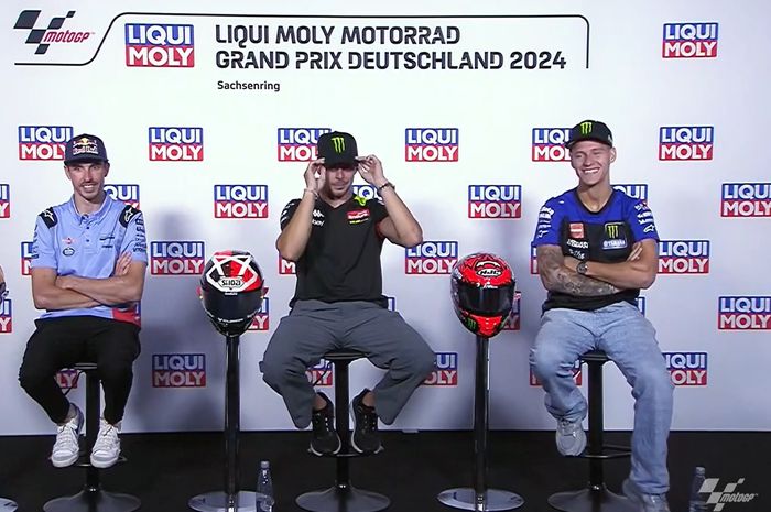 Fabio Quartararo (kanan), Fabio Di Giannantonio (tengah), Alex Marquez (kiri) saat menghadiri konferensi pers jelang MotoGP Jerman 2024 di Sachsenring, Jerman, Kamis (4/7/2024).