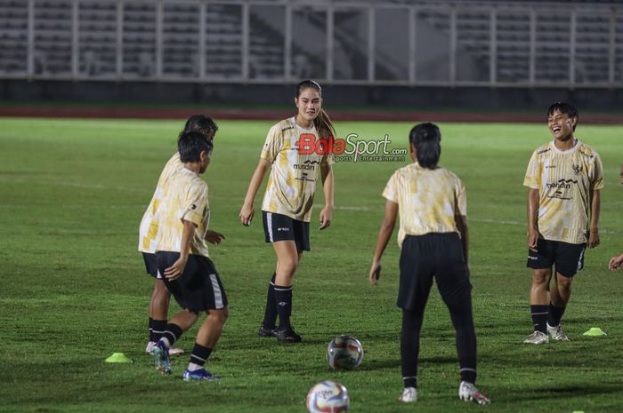 Sydney Hopper (kiri) sedang menguasai bola saat berlatih bersama timnas wanita Indonesia di Stadion Madya, Senayan, Jakarta,  Jumat (5/7/2024).