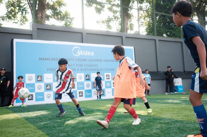 Midea kolaborasi dengan Manchester City dan Rumah Cemara untuk memberikan edukasi sepak bola di Bandung, Jawa Barat. 