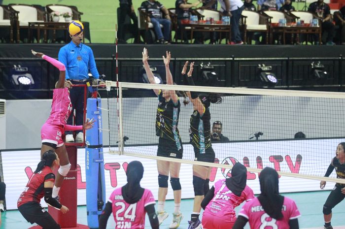 Outside hitter Jakarta BIN, Kenia Carcaces, melakukan spike ke arah pertahanan Jakarta Electric PLN dalam lanjutan seri pertama final four Proliga 2024 di Surabaya, Jawa Timur, 5 Juli 2024.