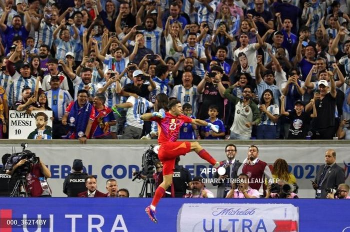 Kiper Timnas Argentina, Emiliano Martinez, menepis dua tendangan di babak adu penalti dan membawa timnya lolos ke semifinal Copa America 2024.