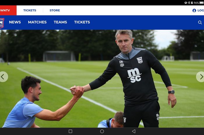 Elkan Baggott menjabat tangan Pelatih Ipswich Town, Kieran McKenna