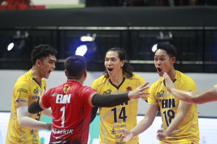 Para pemain Jakarta STIN BIN sedang berselebrasi usai menorehkan poin pada babak final four Proliga 2024