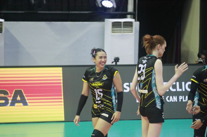 Middle blocker Jakarta Electric PLN, Yolla Yuliana saat menghadapi Jakarta BIN pada seri pertama final four Proliga 2024, Jumat, 5 Juli 2024