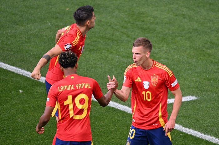 Dani Olmo (kanan) merayakan golnya dengan si pemberi assist, Lamine Yamal, saat timnas Spanyol menghadapi timnas Jerman pada perempat final Euro 2024 di Stuttgart Arena (5/7/2024).