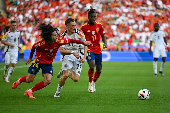 Florian Wirtz berebut bola dengan Marc Cucurella dalam duel timnas Jerman vs Spanyol di perempat final Euro 2024 (5/7/2024).