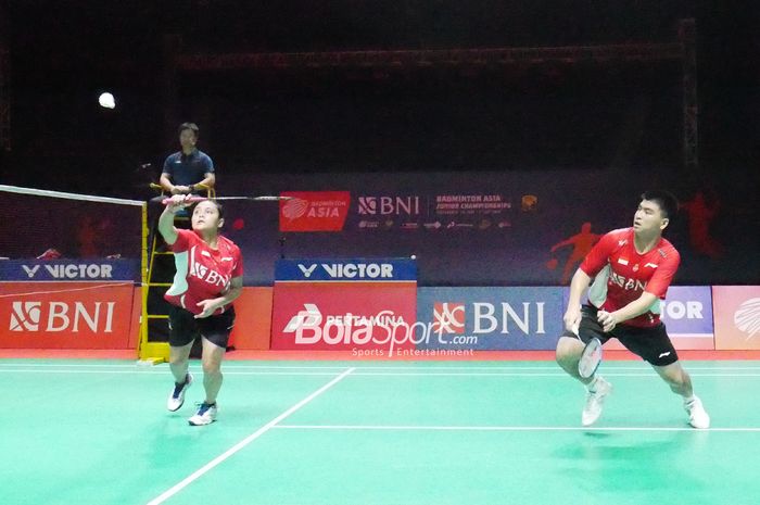 Ganda campuran Indonesia, Darren Aurelius/Bernadine Anindya Wardana, saat tampil pada semifinal Kejuaraan Asia Junior 2024 di GOR Amongrogo, Yogyakarta, 6 Juli 2024.