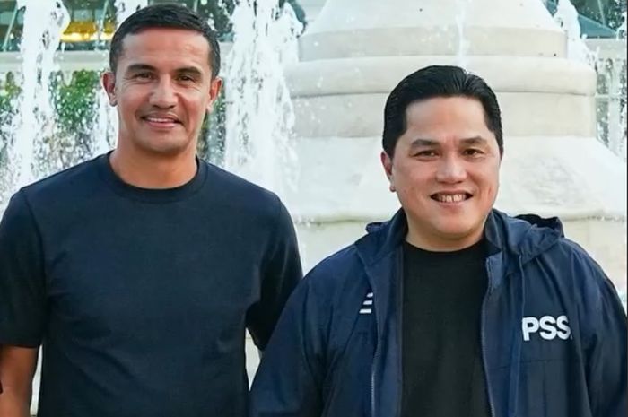 Ketua Umum PSSI Erick Thohir (kanan) bersama legenda Australia Tim Cahill (kiri) saat berkunjung ke Pura Mangkunegaran, Solo.