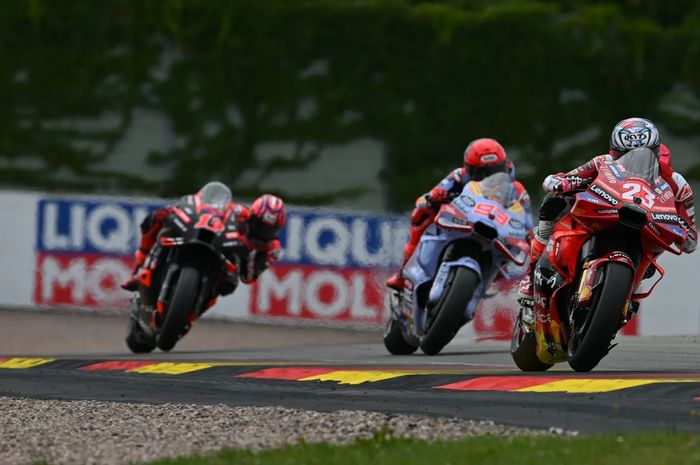 Dari depan; Enea Bastianini (Ducati Lenovo), Marc Marquez (Gresini Racing), dan Maverick Vinales (Aprilia Racing) pada Practice MotoGP Jerman 2024 di Sachsenring, Jumat, 5 Juli 2024