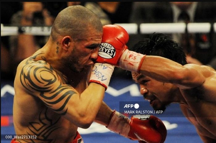 Miguel Cotto (kiri) saat bertarung dengan Manny Pacquiao (kanan) yang kemudian sosoknya diklaim sebagai petinju dengan jotosan paling dahsyat bagi Si PacMan.
