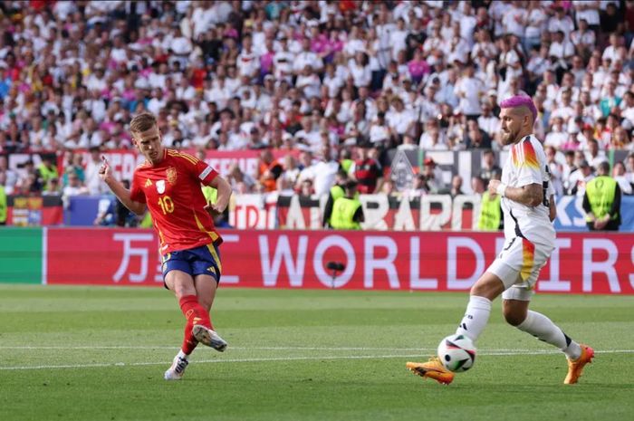 Pemain Timnas Spanyol, Dani Olmo (kiri), sesaat sebelum mencetak gol ke gawang Timnas Jerman pada laga perempat final EURO 2024.