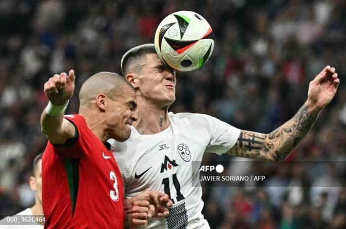 Striker Slovenia Benjamin Sesko (nomor 11) berduel dengan bek Portugal Pepe untuk merebut bola di ajang Euro 2024.