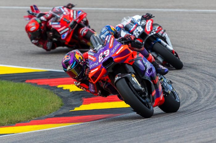 Pembalap Prima Pramac, Jorge Martin, memimpin lomba diikuti Miguel Oliveira (Trackhouse Racing) dan Francesco Bagnaia (Ducati) pada sprint MotoGP Jerman di Sachsenring, Saxony, Jerman, 6 Juli 2024.