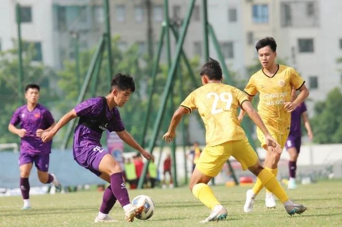 Suasana pertandingan uji coba antara Timnas U-19 Vietnam dan CAHN U-21.