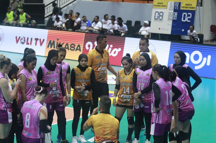 Para pemain Jakarta Popsivo Polwan tengah mendapatkan instruksi pada babak final four proliga 2024